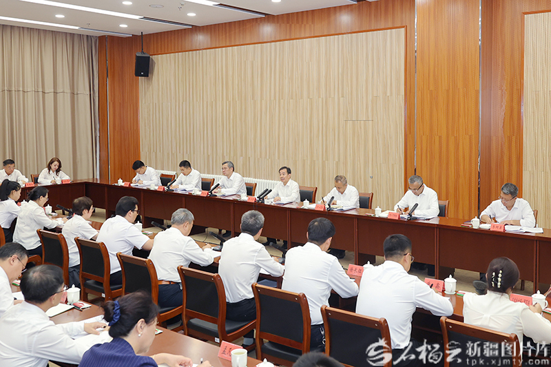 陳小江艾爾肯·吐尼亞孜教師節前調研教育工作并召開座談會